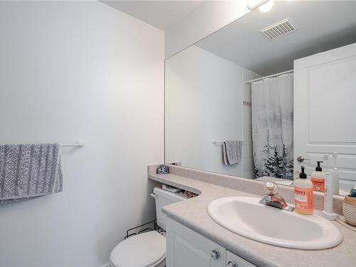 304-1580 Christmas Ave, Saanich, BC - Indoor Photo Showing Bathroom