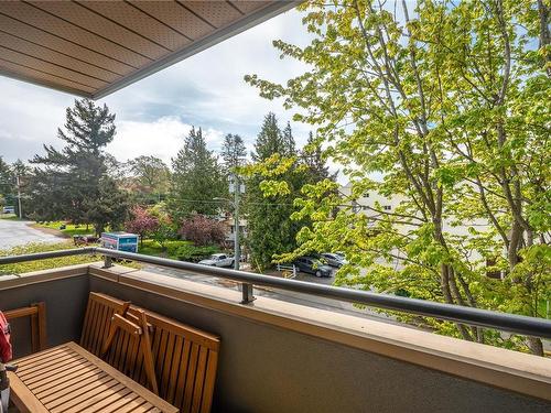 304-1580 Christmas Ave, Saanich, BC - Outdoor