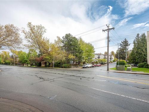 304-1580 Christmas Ave, Saanich, BC - Outdoor