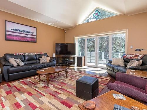 1450 White Pine Terr, Highlands, BC - Indoor Photo Showing Living Room