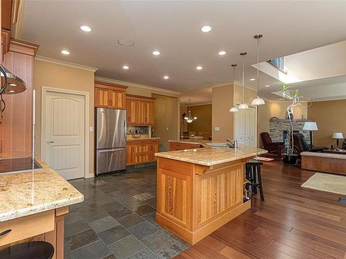 1450 White Pine Terr, Highlands, BC - Indoor Photo Showing Kitchen