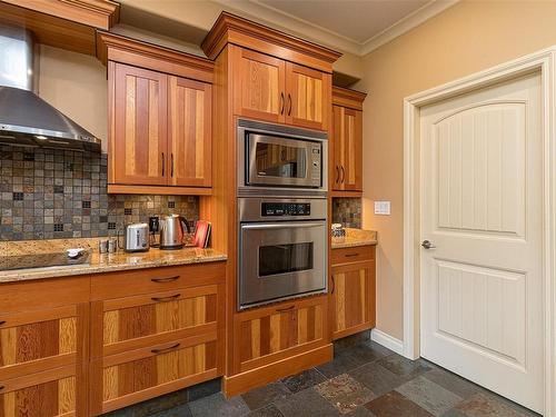 1450 White Pine Terr, Highlands, BC - Indoor Photo Showing Kitchen