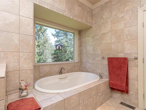1450 White Pine Terr, Highlands, BC - Indoor Photo Showing Bathroom