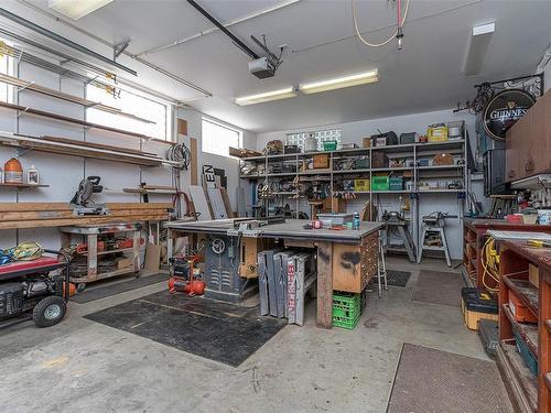 1450 White Pine Terr, Highlands, BC - Indoor Photo Showing Garage