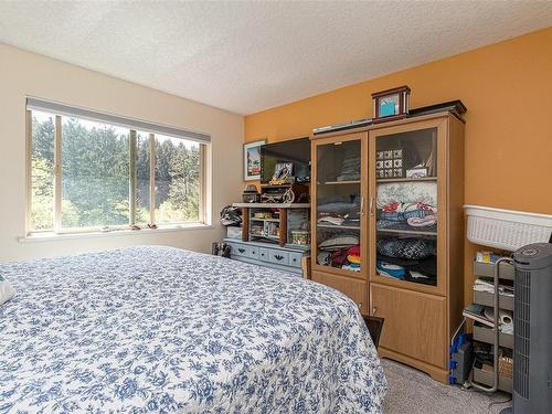 1450 White Pine Terr, Highlands, BC - Indoor Photo Showing Bedroom