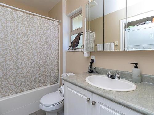 1450 White Pine Terr, Highlands, BC - Indoor Photo Showing Bathroom