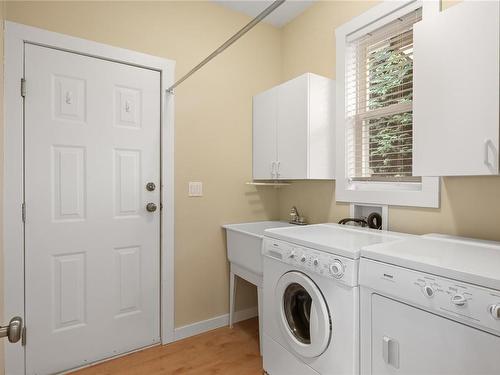 863 Berwick Rd South, Qualicum Beach, BC - Indoor Photo Showing Laundry Room