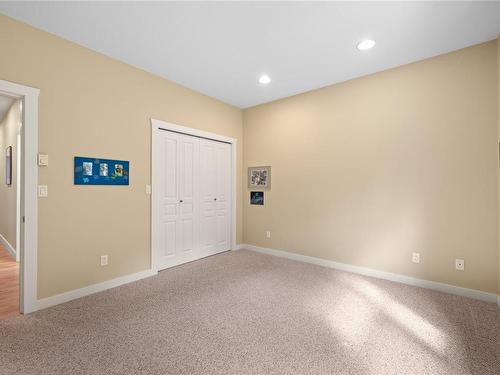 863 Berwick Rd South, Qualicum Beach, BC - Indoor Photo Showing Other Room