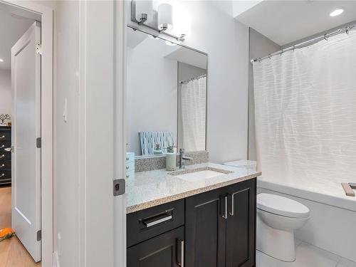 1-1649 Lloyd Pl, View Royal, BC - Indoor Photo Showing Bathroom