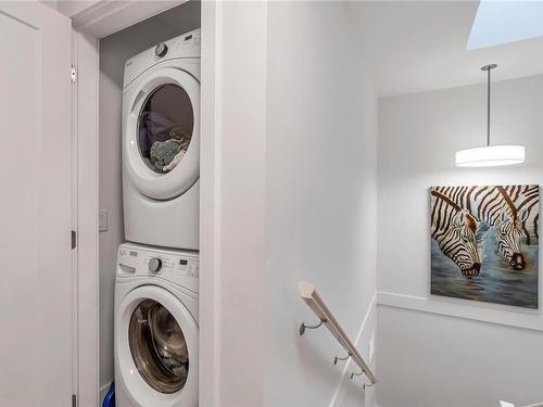 1-1649 Lloyd Pl, View Royal, BC - Indoor Photo Showing Laundry Room