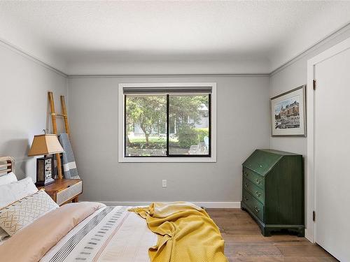 4272 Gordon Head Rd, Saanich, BC - Indoor Photo Showing Bedroom