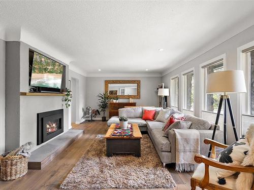 4272 Gordon Head Rd, Saanich, BC - Indoor Photo Showing Living Room With Fireplace