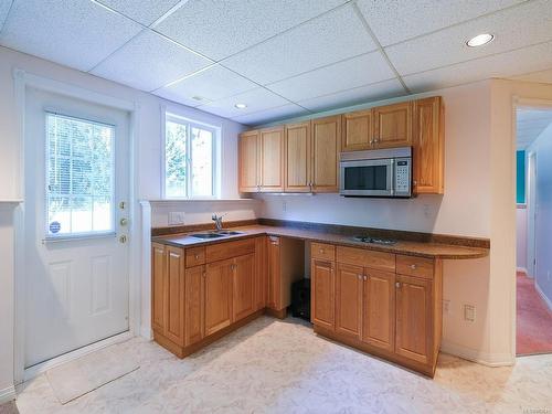 1399 Lovers Lane, Cobble Hill, BC - Indoor Photo Showing Kitchen With Double Sink