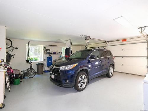 1399 Lovers Lane, Cobble Hill, BC - Indoor Photo Showing Garage