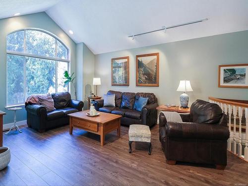 1399 Lovers Lane, Cobble Hill, BC - Indoor Photo Showing Living Room