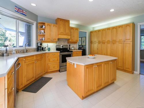 1399 Lovers Lane, Cobble Hill, BC - Indoor Photo Showing Kitchen