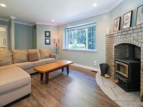1399 Lovers Lane, Cobble Hill, BC - Indoor Photo Showing Living Room With Fireplace