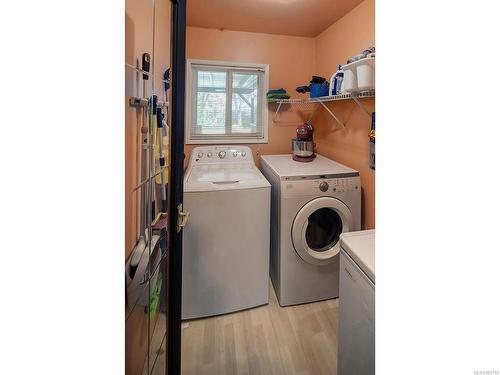 17-1701 Mckenzie Ave, Saanich, BC - Indoor Photo Showing Laundry Room