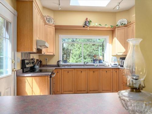 1650 Hess Rd, Gabriola Island, BC - Indoor Photo Showing Kitchen