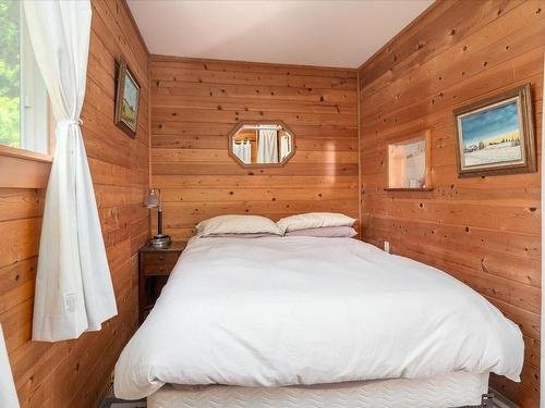 1650 Hess Rd, Gabriola Island, BC - Indoor Photo Showing Bedroom