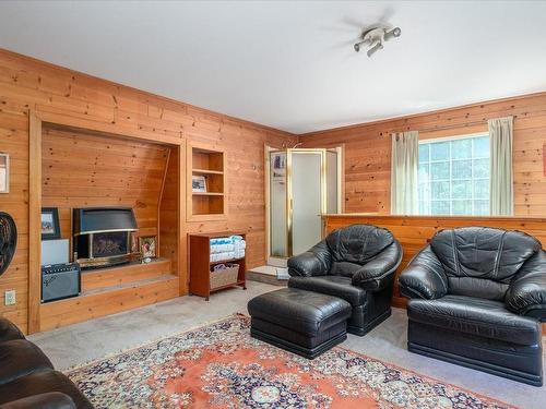 1650 Hess Rd, Gabriola Island, BC - Indoor Photo Showing Living Room