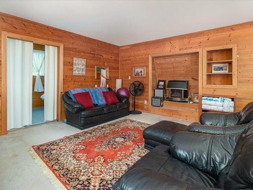 1650 Hess Rd, Gabriola Island, BC - Indoor Photo Showing Living Room With Fireplace