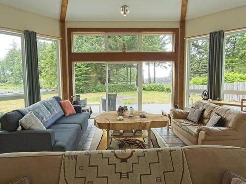 936 Amphitrite Pl, Ucluelet, BC - Indoor Photo Showing Living Room