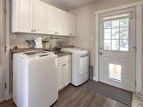 1307 Sunrise Dr, French Creek, BC - Indoor Photo Showing Laundry Room