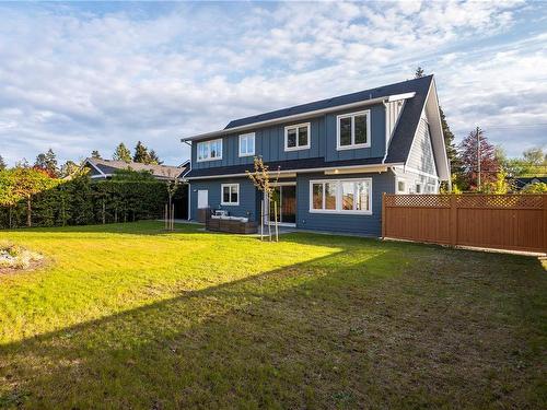 2576 Arbutus Rd, Saanich, BC - Outdoor