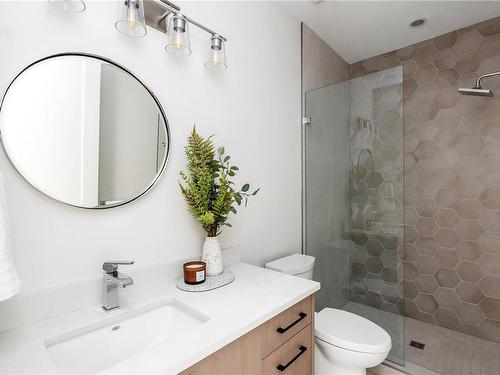 2576 Arbutus Rd, Saanich, BC - Indoor Photo Showing Bathroom