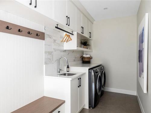 2576 Arbutus Rd, Saanich, BC - Indoor Photo Showing Laundry Room