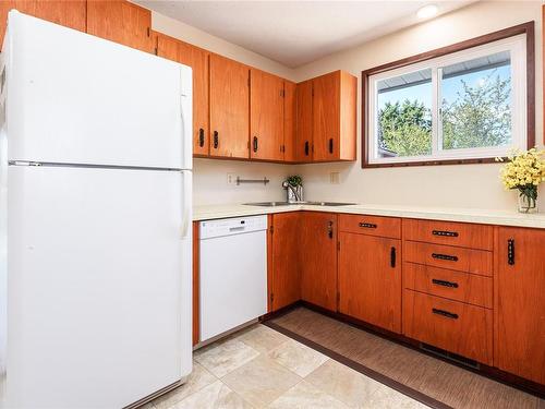 345 Nim Nim Ave, Courtenay, BC - Indoor Photo Showing Kitchen