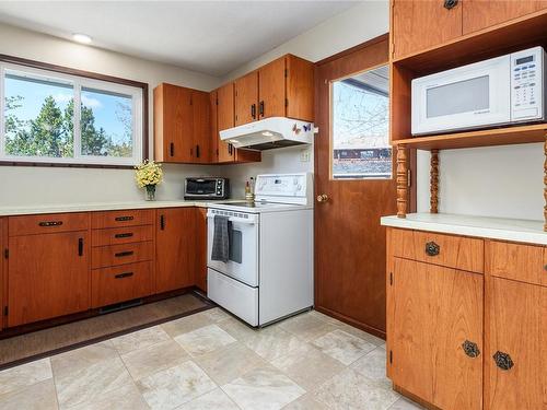 345 Nim Nim Ave, Courtenay, BC - Indoor Photo Showing Kitchen