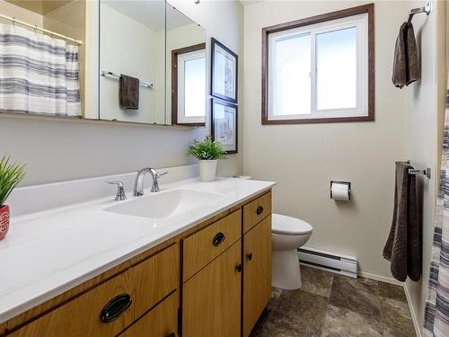 345 Nim Nim Ave, Courtenay, BC - Indoor Photo Showing Bathroom