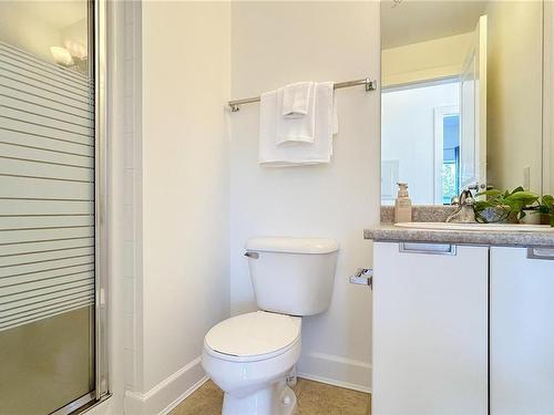 316-870 Short St, Saanich, BC - Indoor Photo Showing Bathroom