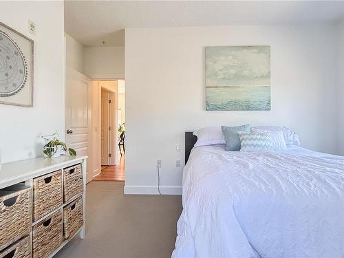 316-870 Short St, Saanich, BC - Indoor Photo Showing Bedroom