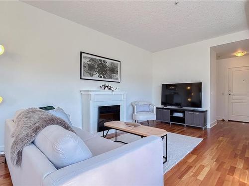 316-870 Short St, Saanich, BC - Indoor Photo Showing Living Room With Fireplace