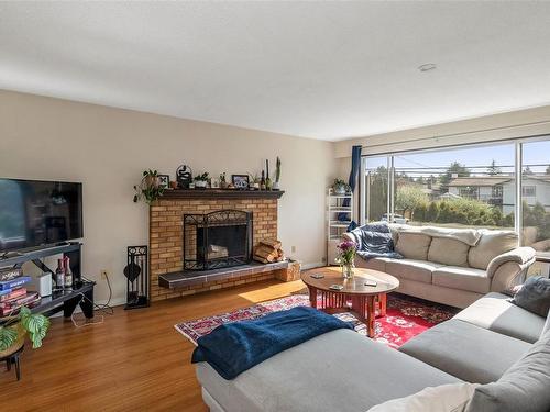 4366 Majestic Dr, Saanich, BC - Indoor Photo Showing Living Room With Fireplace