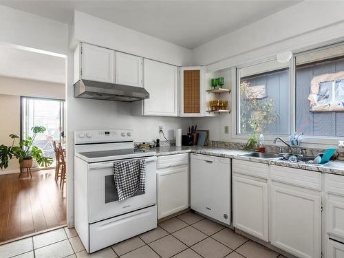 4366 Majestic Dr, Saanich, BC - Indoor Photo Showing Kitchen With Double Sink