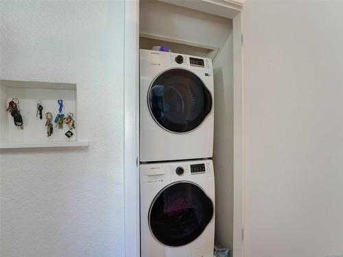 573 Whiteside St, Saanich, BC - Indoor Photo Showing Laundry Room