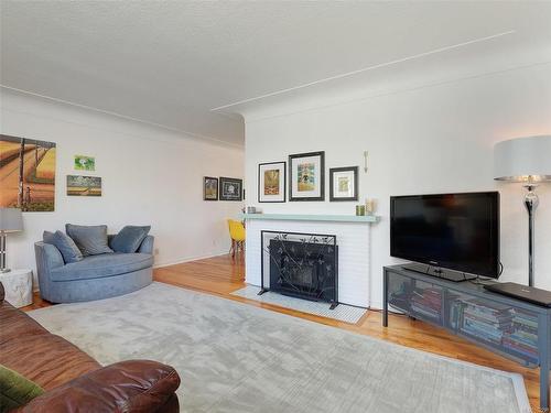 573 Whiteside St, Saanich, BC - Indoor Photo Showing Living Room With Fireplace