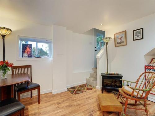 573 Whiteside St, Saanich, BC - Indoor With Fireplace