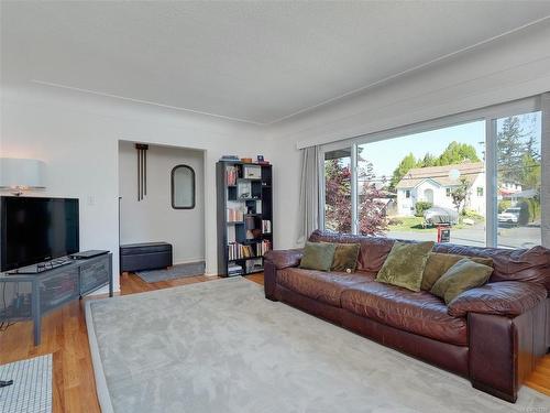 573 Whiteside St, Saanich, BC - Indoor Photo Showing Living Room