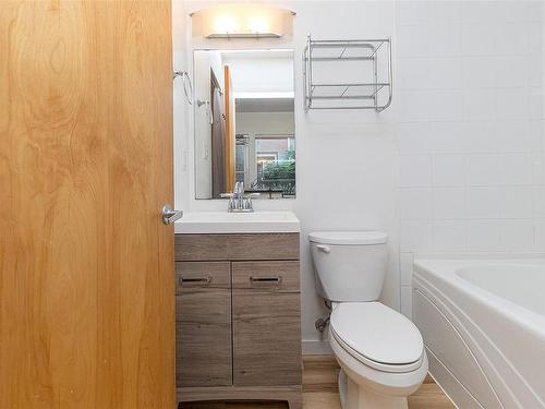 205-848 Mason St, Victoria, BC - Indoor Photo Showing Bathroom