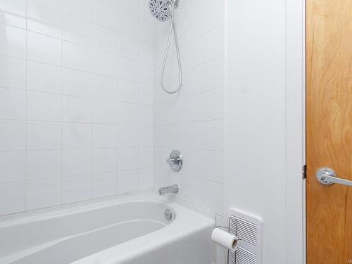 205-848 Mason St, Victoria, BC - Indoor Photo Showing Bathroom