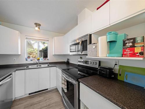 4-941 Malone Rd, Ladysmith, BC - Indoor Photo Showing Kitchen With Double Sink