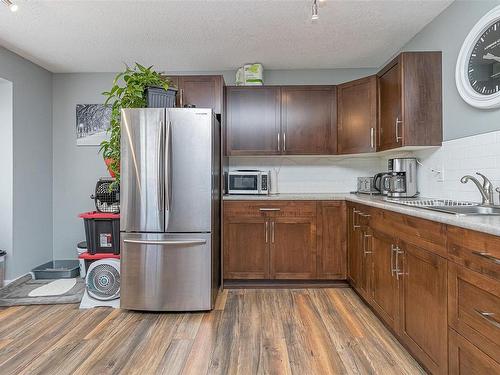 205-2525 Dingwall St, Duncan, BC - Indoor Photo Showing Kitchen