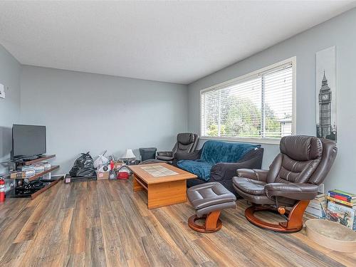 205-2525 Dingwall St, Duncan, BC - Indoor Photo Showing Living Room