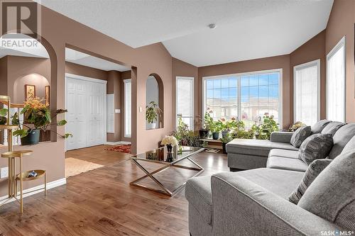 11195 Wascana Meadows, Regina, SK - Indoor Photo Showing Living Room