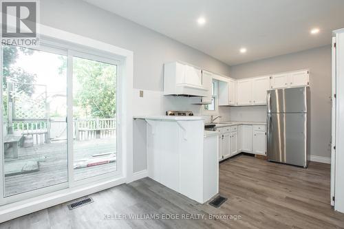 136 Gage Avenue S, Hamilton, ON - Indoor Photo Showing Kitchen